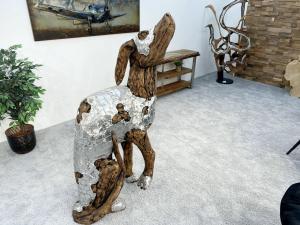 Skulptur / Dekofigur "Sitzender Hund", Höhe  ca. 176 cm aus Altholz mit Aluminium