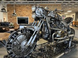 Skulptur Motorrad im Industriedesign aus recyceltem Metall ca. B176 x L83 x H107 cm