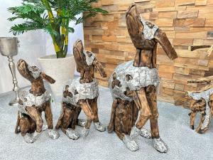 Dekofiguren "Sitzende Hunde", 3er Set, Höhe  ca. 74, 86 und 107 cm aus Altholz mit Aluminium
