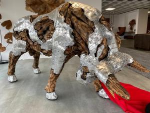 Skulptur / Dekofigur "Stier" L220 x B80 x H135 cm aus Altholz mit Aluminium