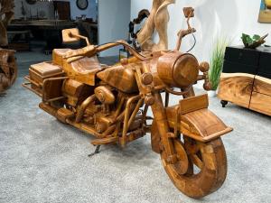 Außergewöhnliche Holz- Dekoelement aus Teakholz "Motorrad", ca. L250 x B60x120 x H140 cm