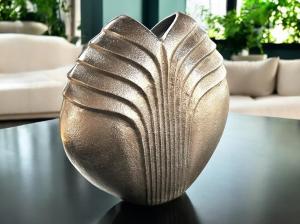 Stylische Blumenvase "LILJA", 30 cm hoch, aus vernickeltem Aluminium