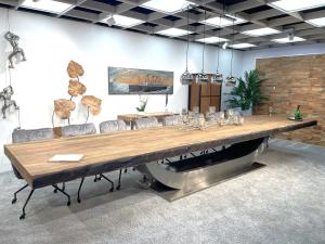 Gigantischer Konferenztisch "Deep Island" ca. 550 x 120-125 x 78 cm aus recyceltem Altholz mit einem XXL-Halbmondgestell