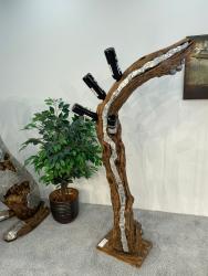Weinständer (176 cm) aus einem massivem Baumstamm (Altholz Teak) mit Aluminiumbeschlag