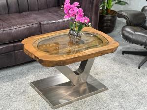 Antiker Couchtisch "Lesung", ca. 80 x 55 x 50 cm, aus einem Reismörser Antiker Couchtisch "Lesung", ca. 80 x 55 x 50 cm, aus einem Reismörser